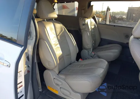 2012 Toyota Sienna Xle V6 8 Passenger z USA, uszkodzony, nr VIN 5TDYK3DC0CS210067